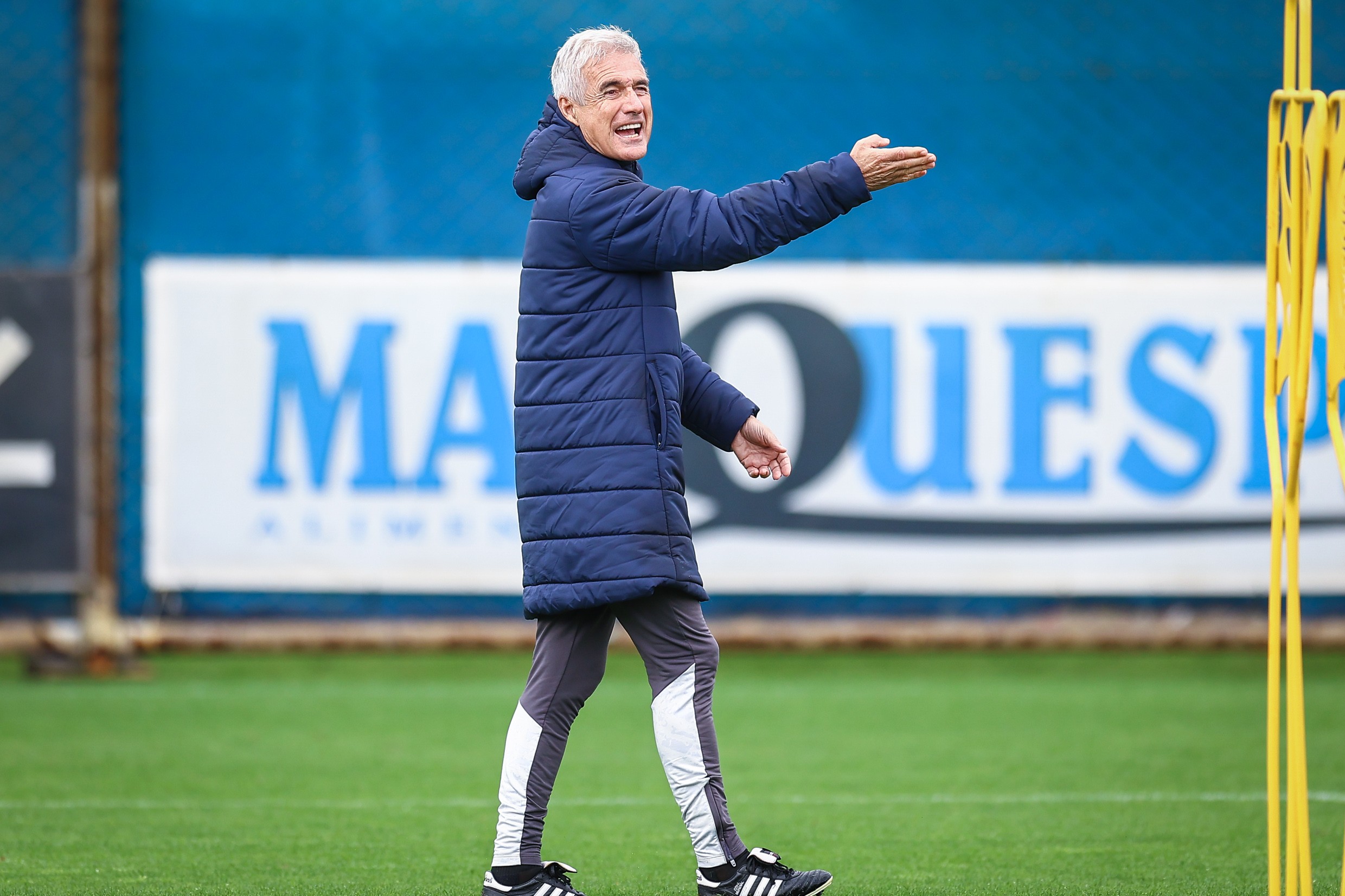 Homem é preso após se passar por técnico Luís Castro para dar golpe em jogadores do Grêmio - QTU Questões do Universo
