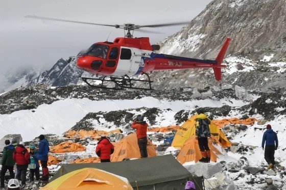 Turistas pressionados a fingir sintomas: fraude em resgates de helicóptero no Everest leva à acusação de 32 e revela esquema milionário