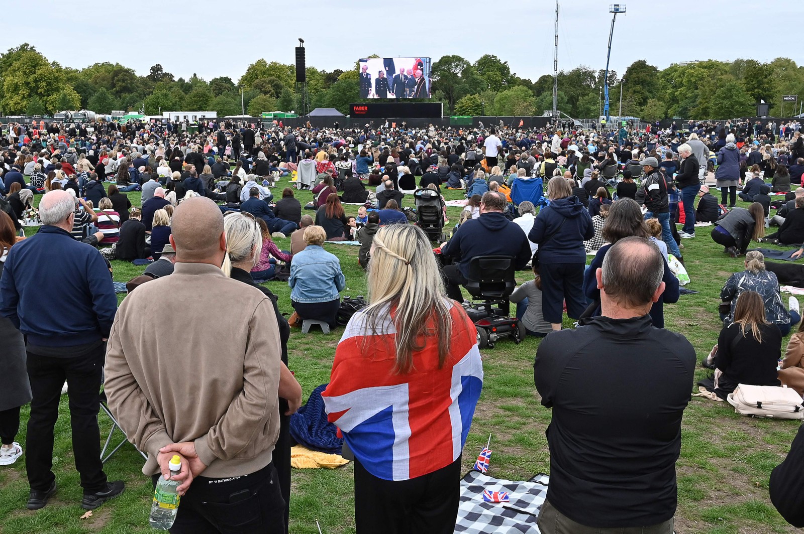Público assiste ao Funeral de Estado da Rainha Elizabeth II em um telão em Hyde Park, Londres — Foto: JUSTIN TALLIS / AFP