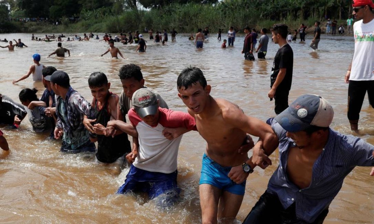 Migrantes centro-americanos tentam atravessar o Rio Suchiate, na fronteira entre Guatemala e México, com o objetivo de chegar aos EUA -  — Foto: LEAH MILLIS / REUTERS - 29/10/2018 