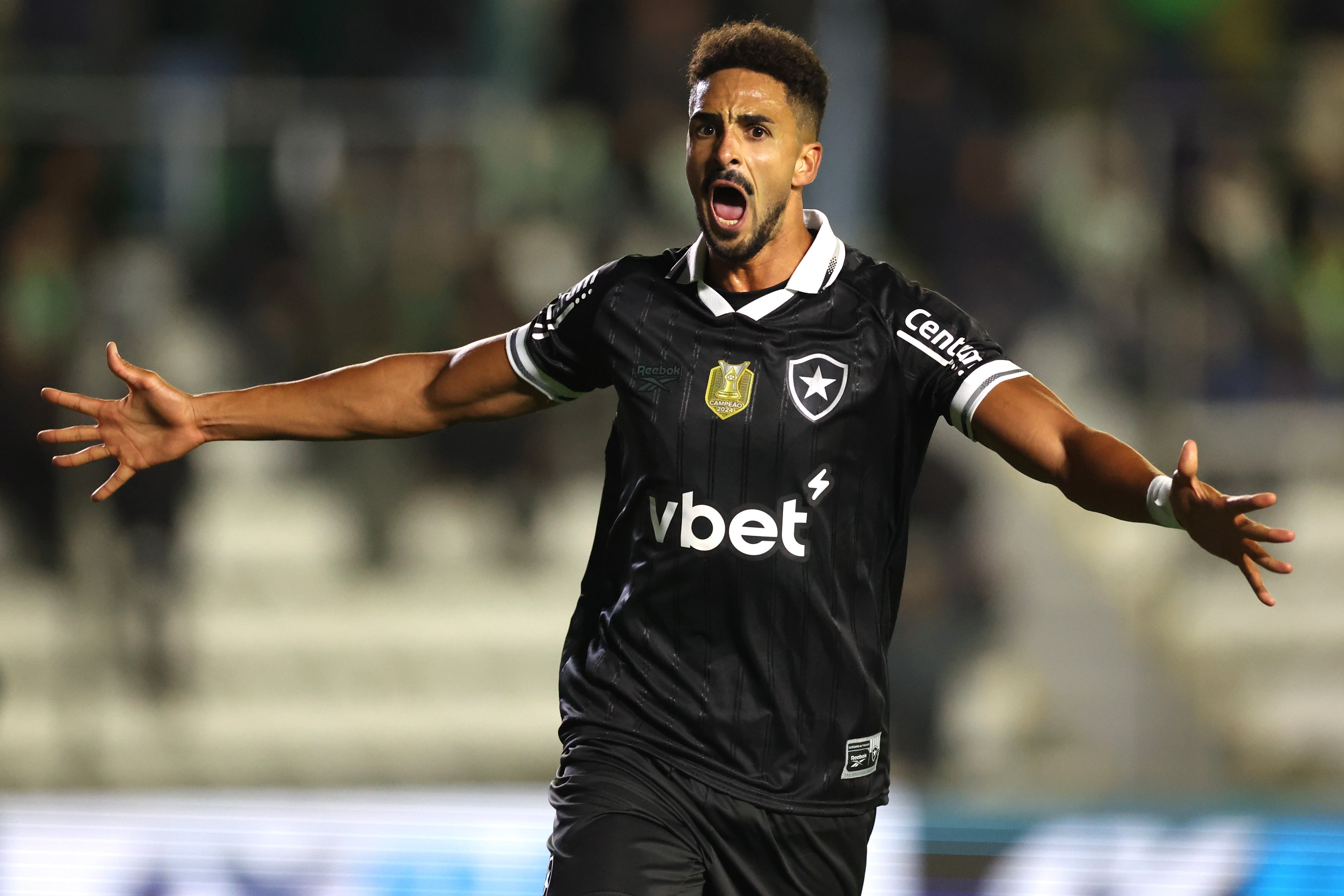 Com brilho do estreante Chris Ramos, que marcou dois gols, Botafogo vence o Juventude e encerra jejum de 29 anos