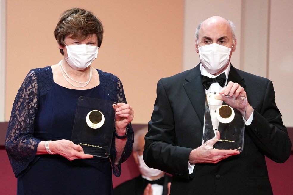Katalin Kariko e Drew Weissman durante premiação em Tóquio, no Japão — Foto: Eugene Hoshiko / POOL / AFP