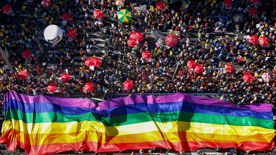 Fotos: Parada LGBTQIA+ de São Paulo reúne público na avenida Paulista