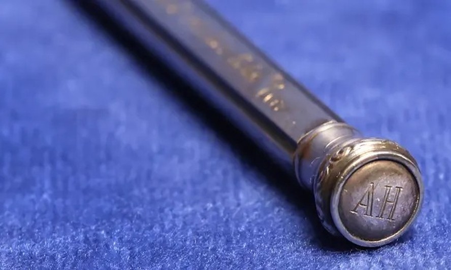 Acredita-se que o lápis tenha sido dado de presente ao ditador nazista em seu aniversário de 52 anos