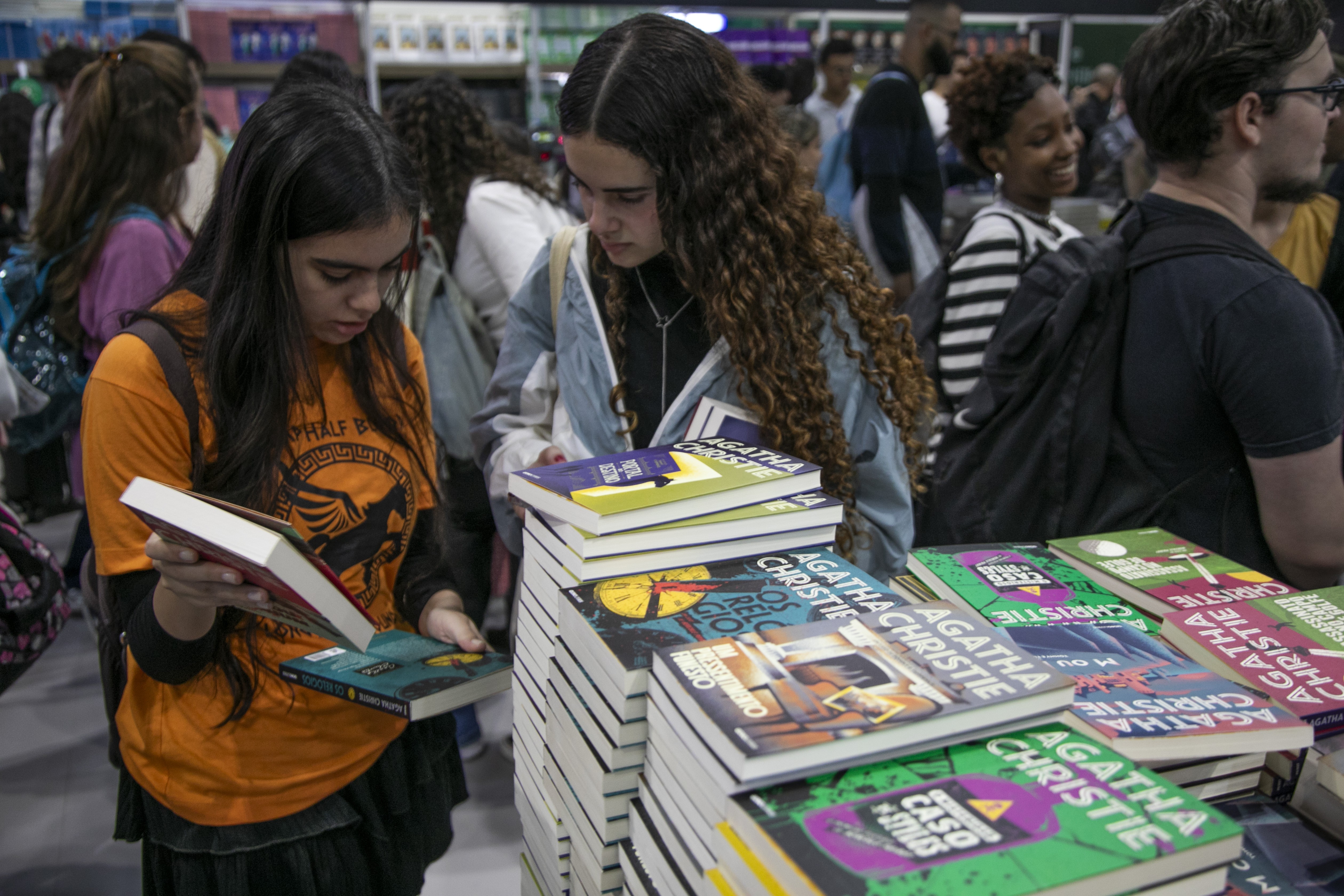 Livros de colorir e sucesso da ficção para jovens consolidam recuperação do mercado editorial brasileiro em 2025