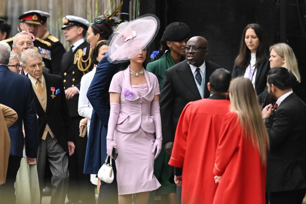 Katy Perry chega à cerimônia de coroação de Charles III — Foto: Getty Images