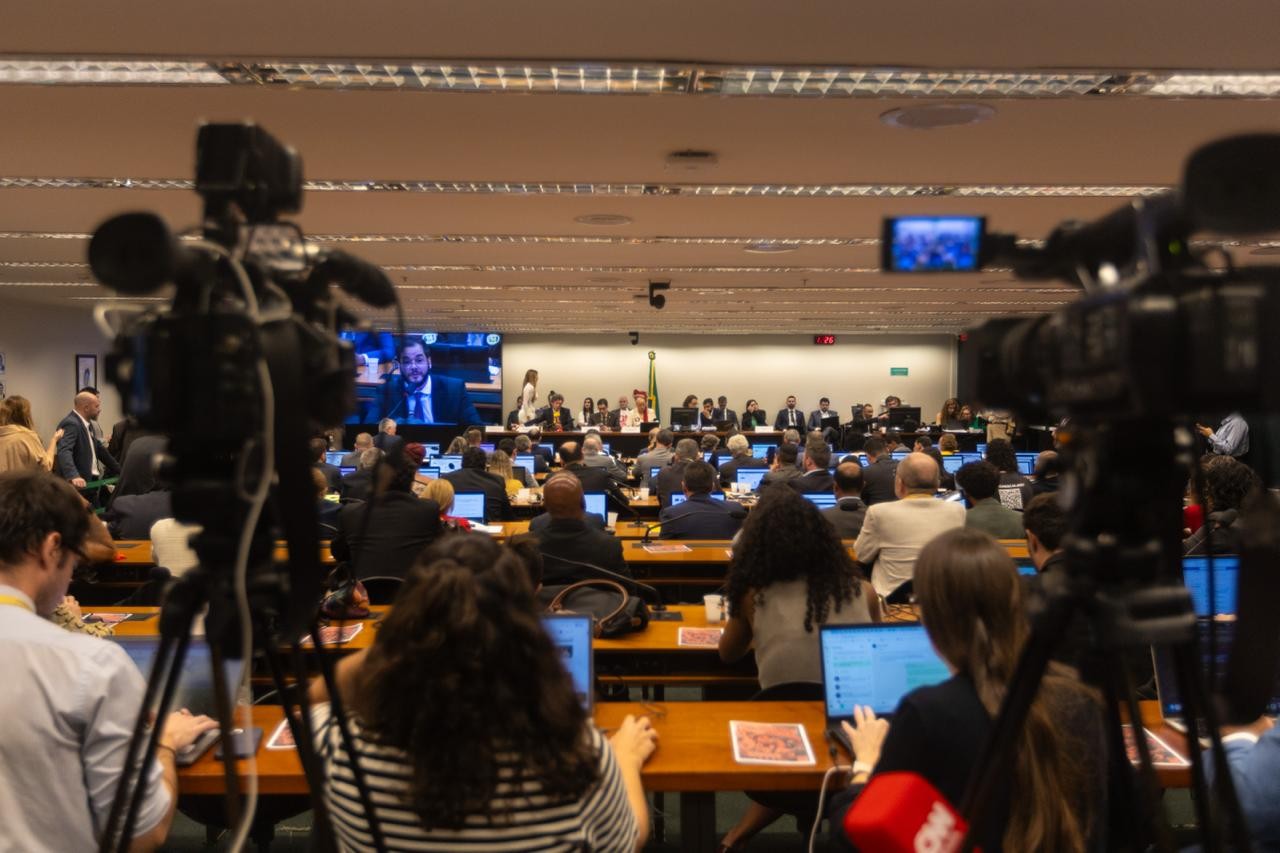 Plenário da Câmara discute proposta que estabelece o fim da escala 6x1