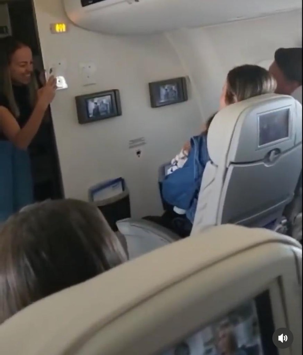 Bolsonaro posa para fotos com passageiros no voo a caminho de Ribeirão Preto — Foto: Reprodução/Instagram