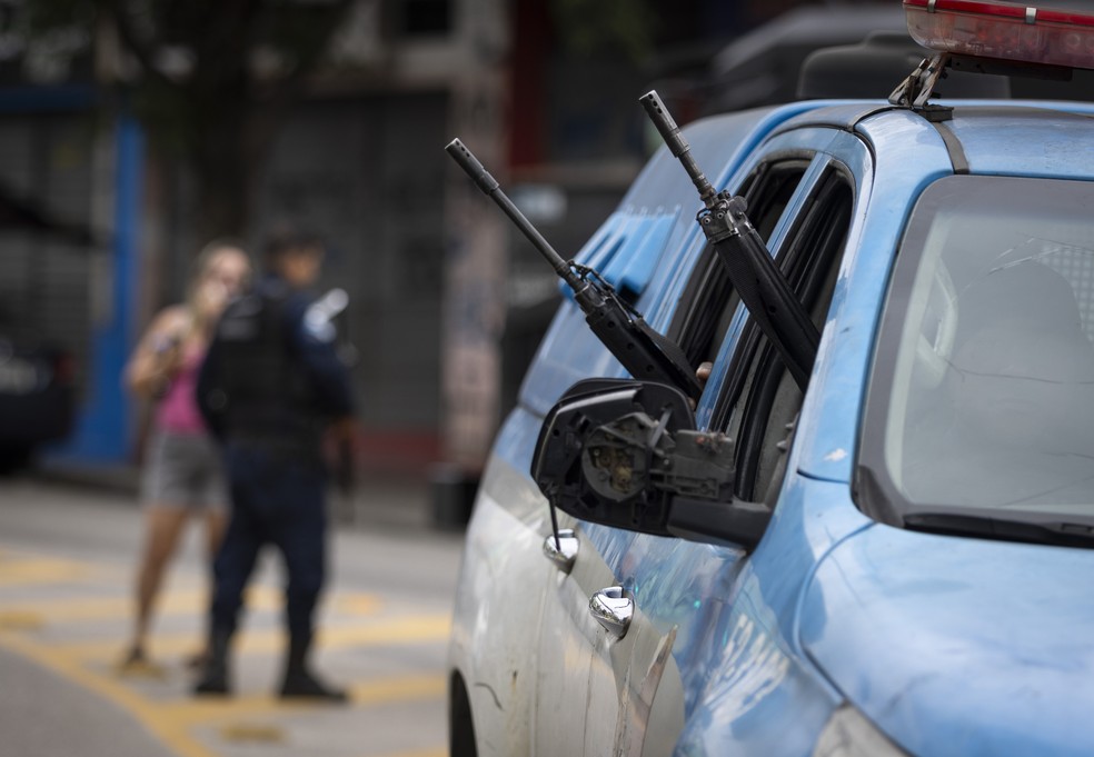 Fuzil como parte da paisagem do Rio: polícia faz patrulhamento com bicos das armas para fora da janela — Foto: Márcia Foletto