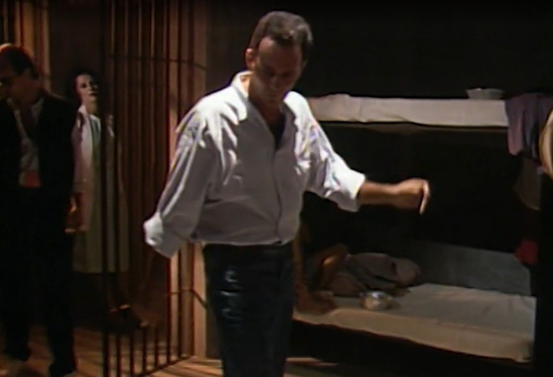 Olavo (Paulo Reis) se deu mal. Ele foi preso por suas armações. — Foto: Reprodução/TV Globo