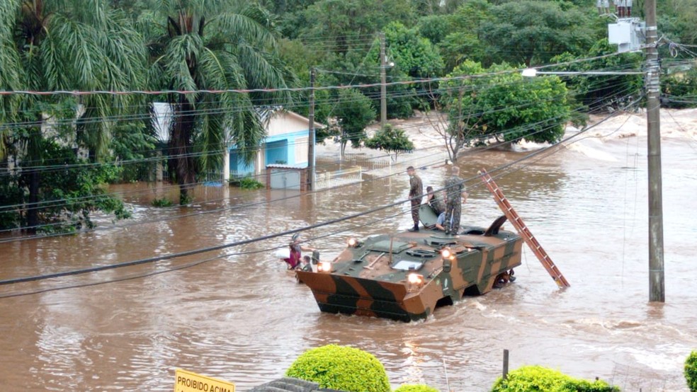 Blindado Anfíbio Guarani atua no resgate da população riograndense — Foto: Divulgação/Exército Brasileiro