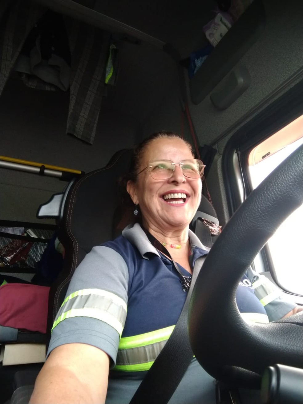 Noemy Santos se tornou caminhoneira aos 49 anos e não pensa mais em deixar a estrada — Foto: Reprodução/Redes sociais