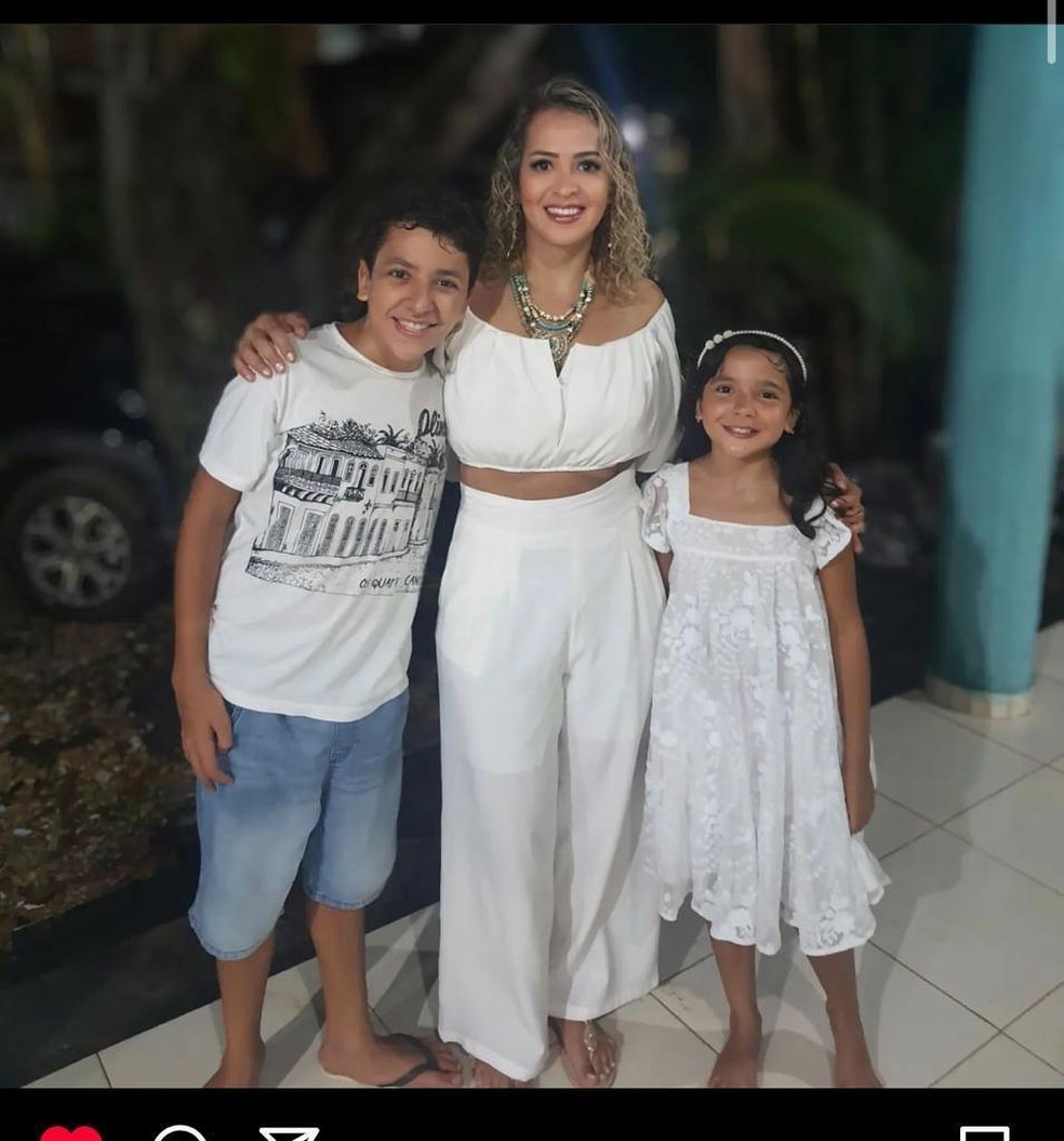Amanda Souza entre os filhos, Marcelo e Letícia — Foto: Arquivo pessoal