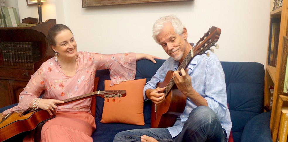 Na sala de casa, na Usina, Kay Lyra canta ao lado de Maurício Maestro, que toca violão — Foto: Acervo pessoal