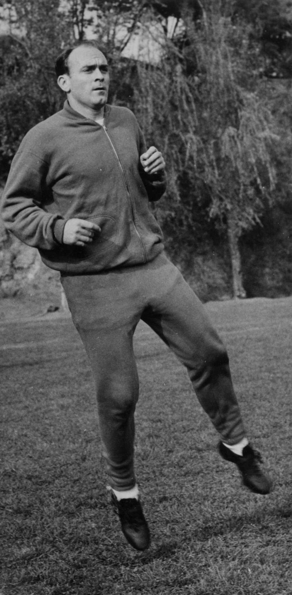 Alfredo Di Stéfano durante um treinamento com a seleção da Espanha — Foto: Acervo O GLOBO