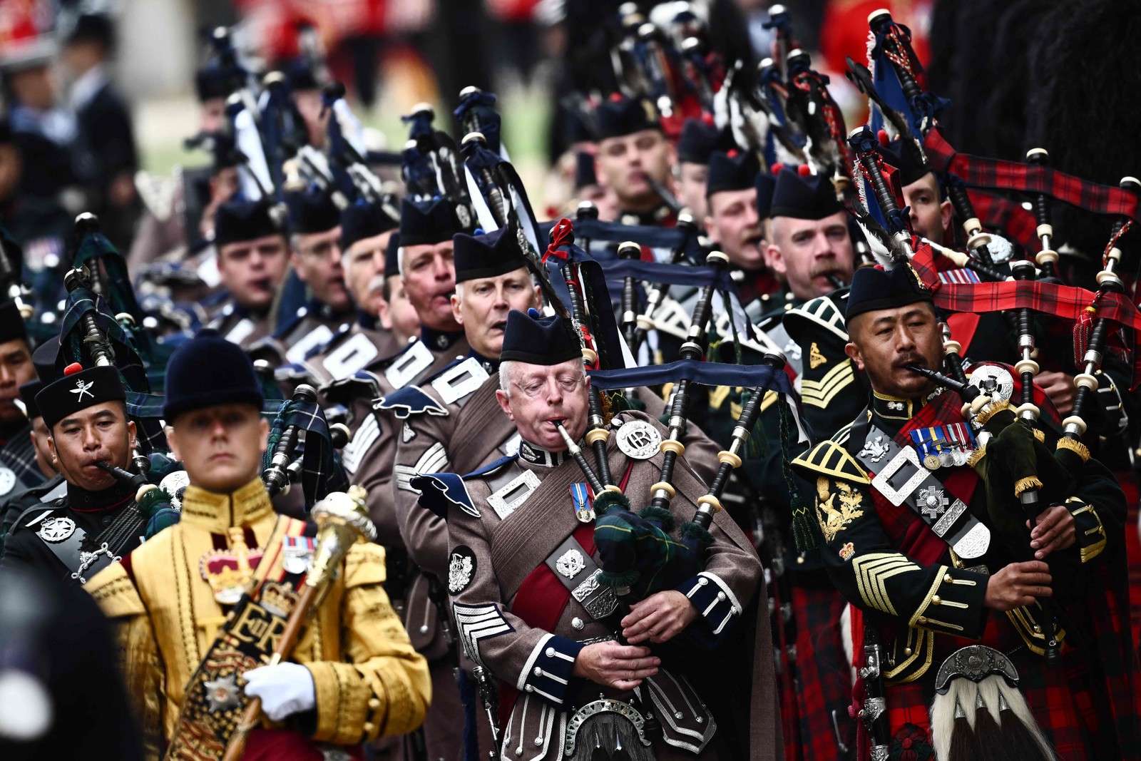 Flautistas da Guarda Escocesa e Irlandesa marcham fora da Abadia de Westminster, em Londres — Foto: Marco BERTORELLO / AFP