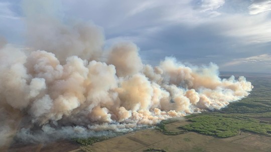 Milhares de pessoas são evacuadas devido a violentos incêndios florestais no Oeste do Canadá