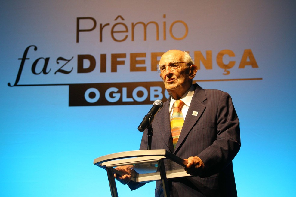 Bibliófilo José Mindlin figura entre os ganhadores do Prêmio Faz Diferença — Foto: Arquivo O Globo