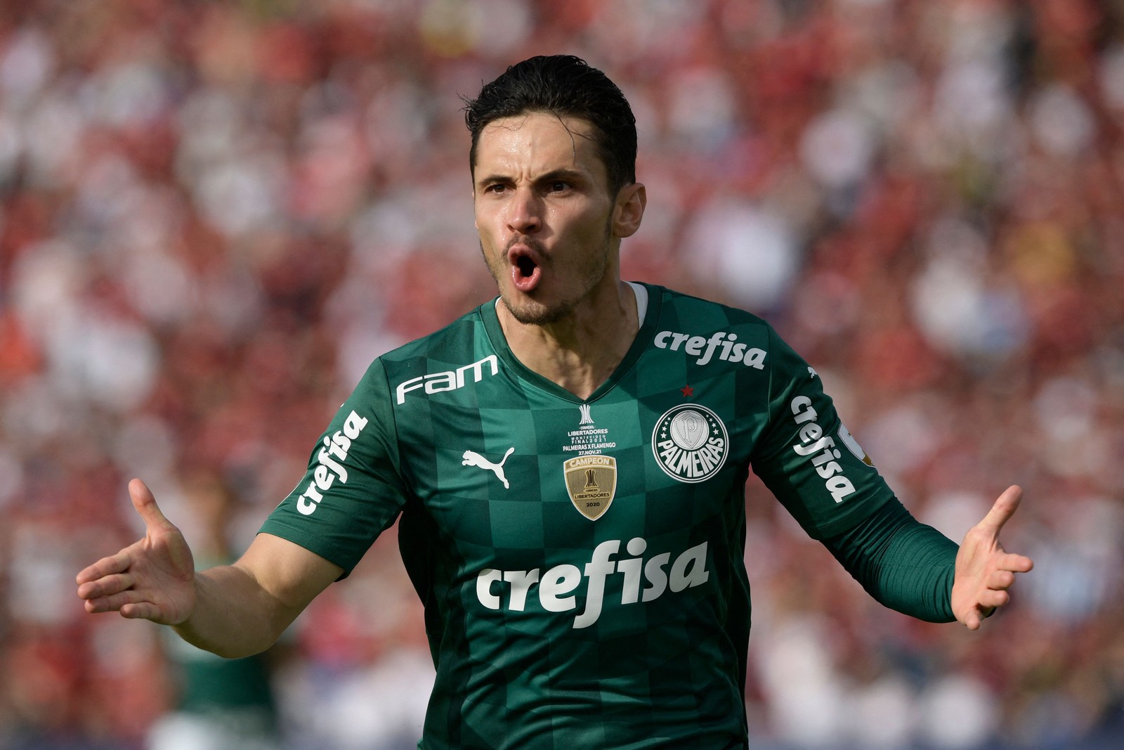 Raphael Veiga, do Palmeiras, comemora após abrir o placar da partida AFP