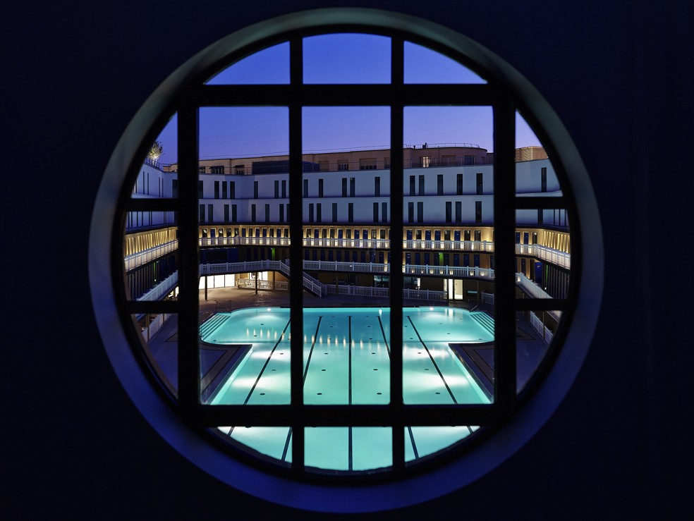 A piscina do Hotel Molitor Paris vista a partir de uma das janelas em forma de escotilha de um de seus quartos — Foto: Divulgação/Abaca Corporate-Boris Zuliani/Hotel Molitor Paris