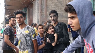 Crianças e adolescentes palestinos após ataques aéreos de Israel à Faixa de Gaza — Foto: Said Khatib/AFP