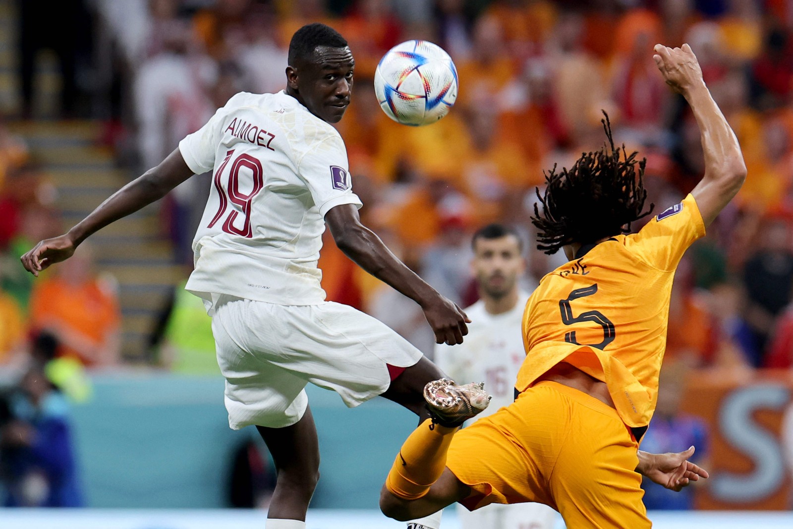 Disputa de bola no jogo Holanda x Catar — Foto: GIUSEPPE CACACE/AFP