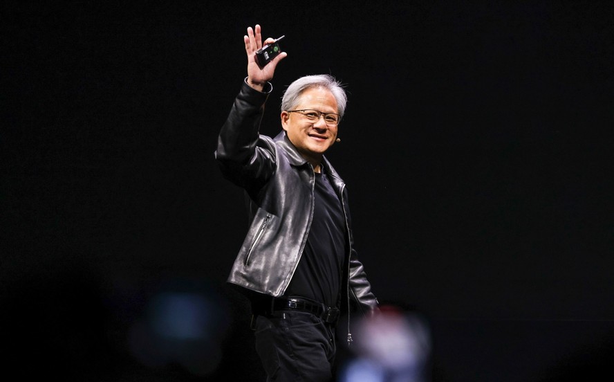 CEO da Nvidia, Jensen Huang, usa jaqueta de couro, sua marca registrada, em evento em Taiwan