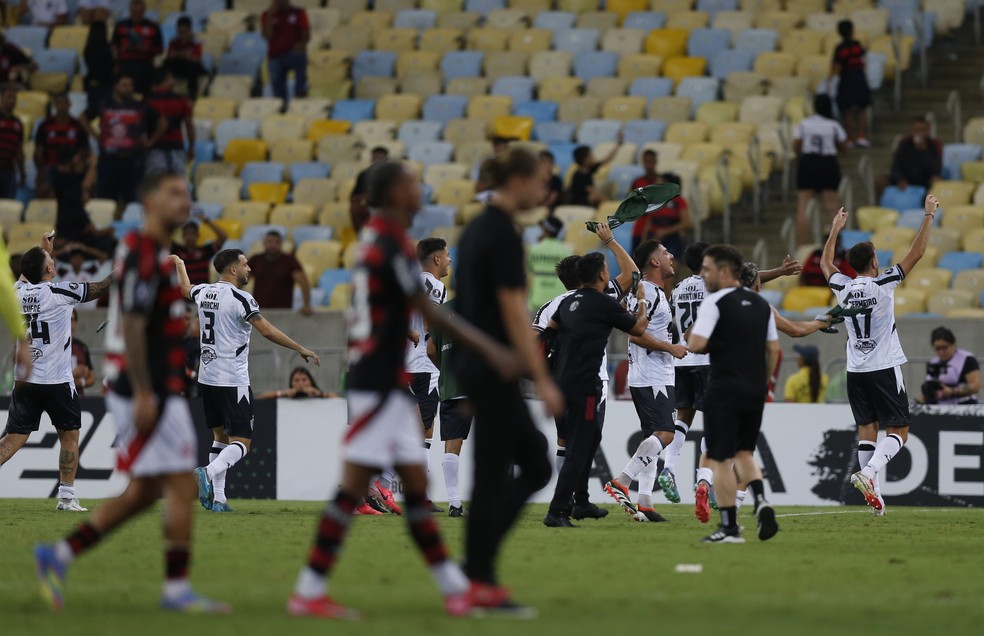 Elenco do Flamengo deixa Maracan� cabisbaixo enquanto Central C�rdoba celebra � Foto: Alexandre Cassiano
