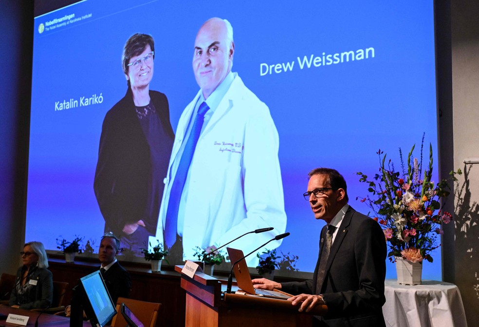 Membro da Assembleia do Nobel anuncia prêmio de Medicina para Katalin Kariko e Drew Weissman — Foto: Jonathan NACKSTRAND / AFP