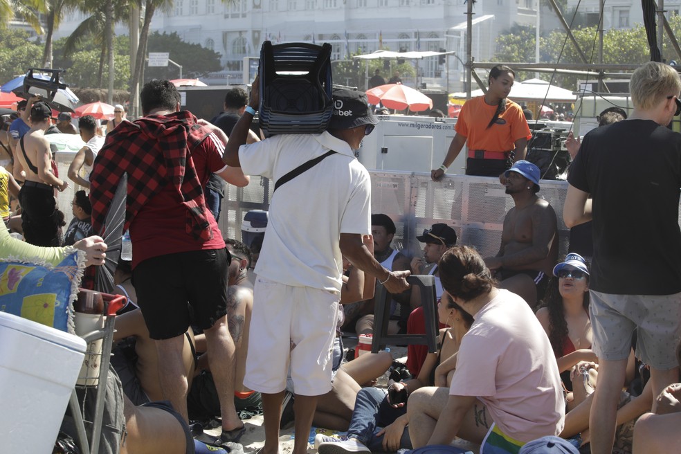 Banquetas são vendidas por até R$ 70 na Praia de Copacabana, para ver Lady Gaga mais do alto — Foto: Fabiano Rocha / Agência O Globo