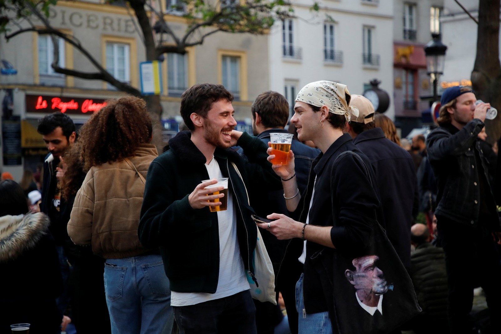 Turistas e moradores aproveitam o ar livre em Paris, na França, depois que o governo suspendou parte das medidas de restrição contra a Covid-19REUTERS