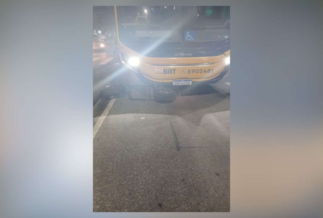 Homem morre após colisão entre moto e ônibus do BRT em Inhoaíba