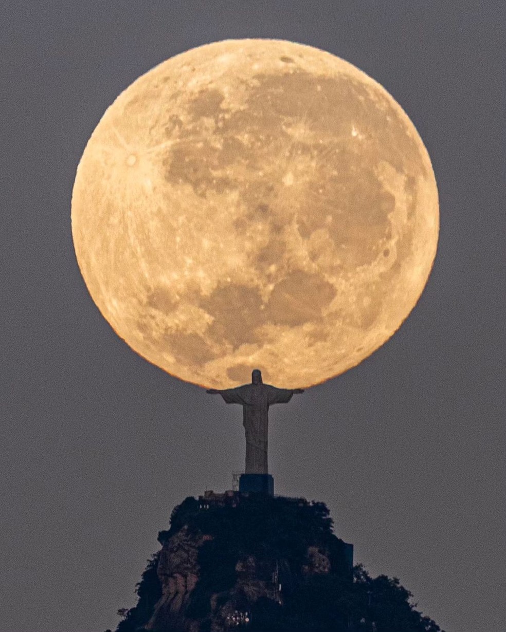 Viral. Foto da lua cheia se pondo foi tirada de Niterói, na Região Metropolitana do Rio — Foto: Divulgação/Leonardo Sens