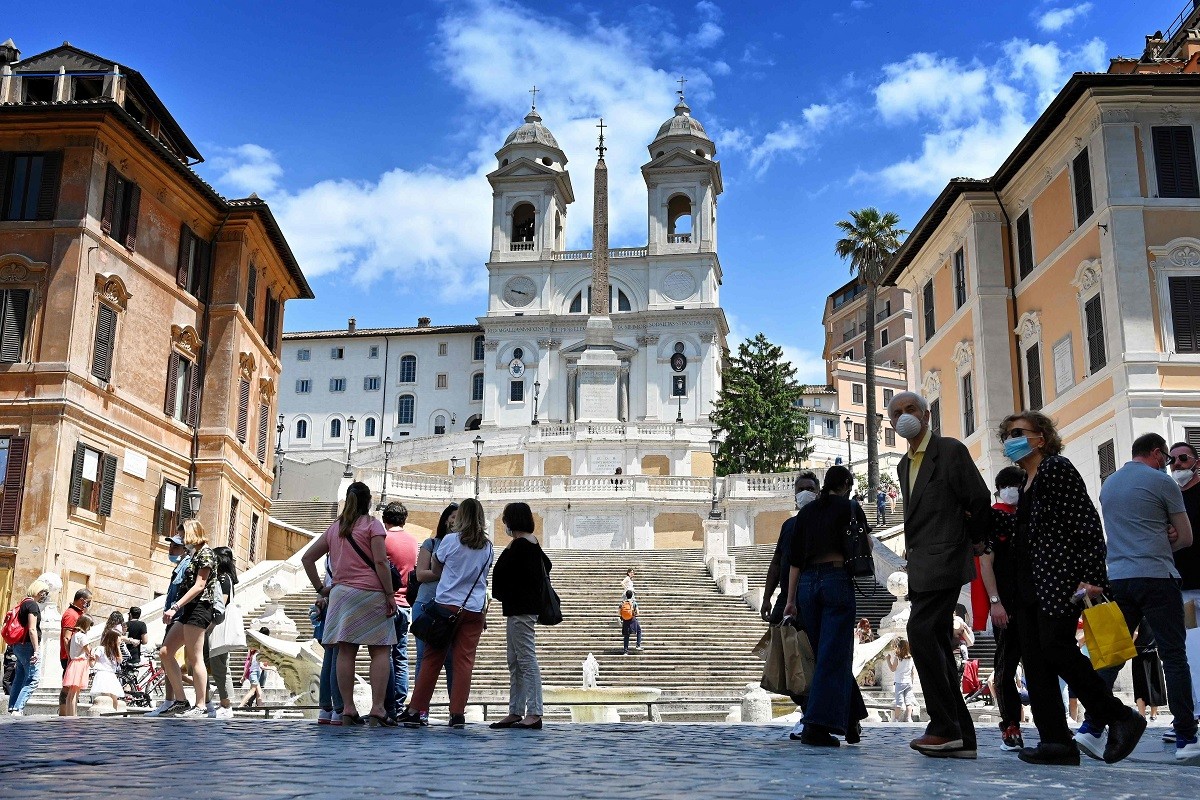 As pessoas tomam conta também dos cartões-postais de Roma, como a Piazza di SpagnaAFP