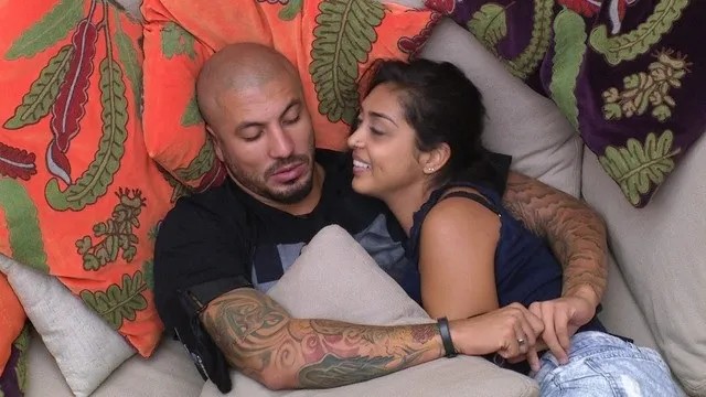No 'BBB' 15, Fernando e Amanda começaram um romance logo no primeiro dia do confinamento, com direito a movimentação de edredom. Mas o romance durou só até a chegada de Aline, selecionada através de votação popular para entrar na casa — Foto: Reprodução/Globo