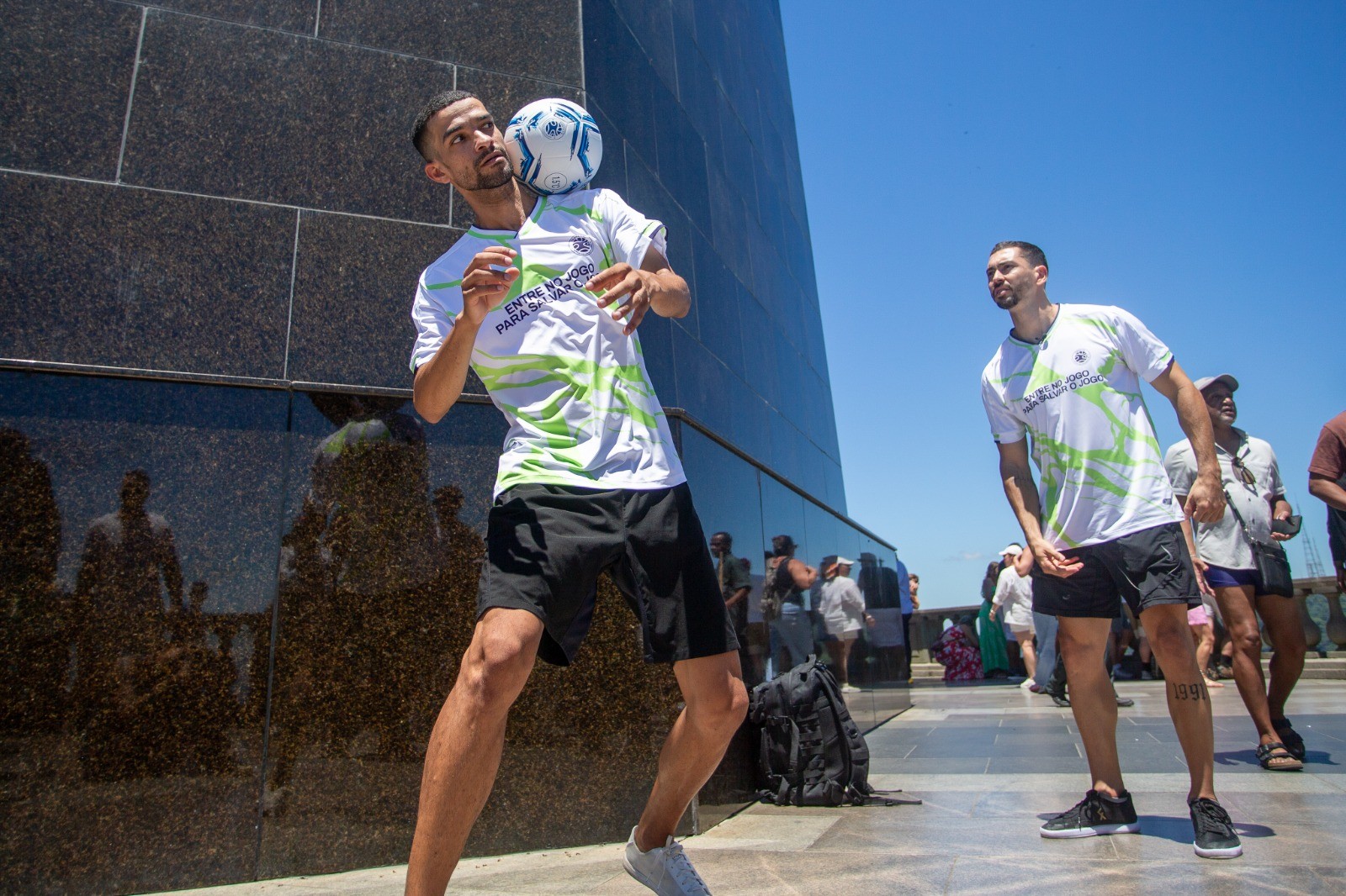 Campanha busca recorde mundial de embaixadinhas para alertar sobre efeitos da crise climática no futebol