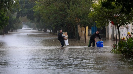 Rio Grande do Sul tem alerta de novas inundações no domingo, e governador apela a moradores: 'Não é hora de voltar'