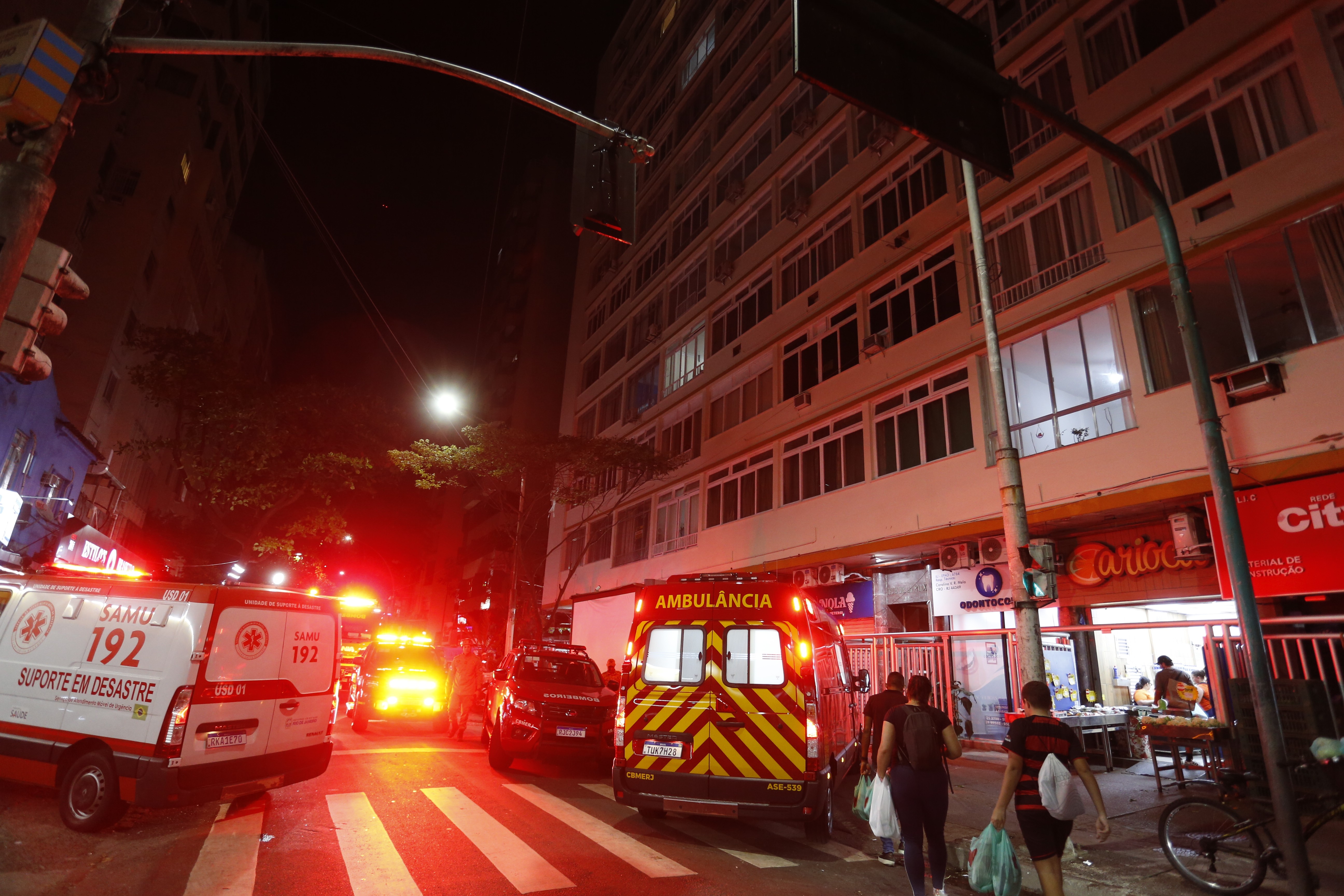 Explosão em prédio de Copacabana deixa quatro feridos e gera investigação