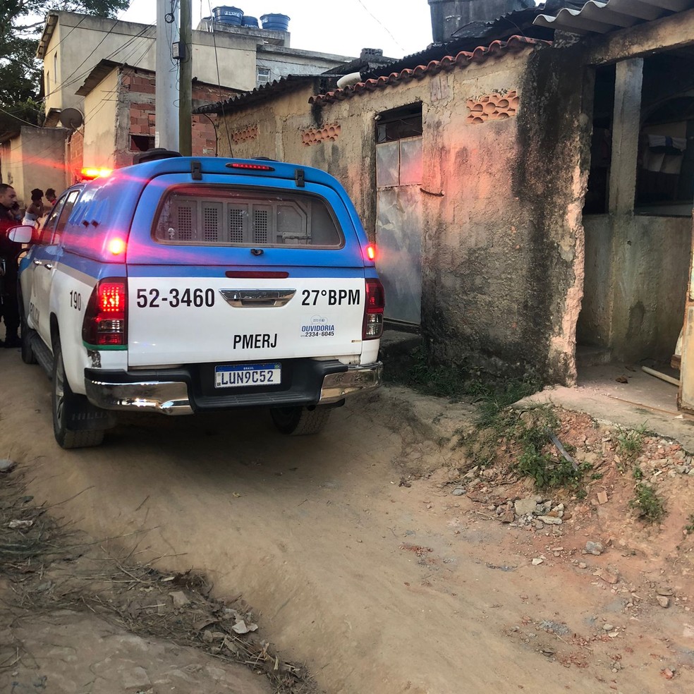 Carro da polícia na porta da casa onde foram encontrados mãe e filhos encarcerados há 17 anos — Foto: Divulgação