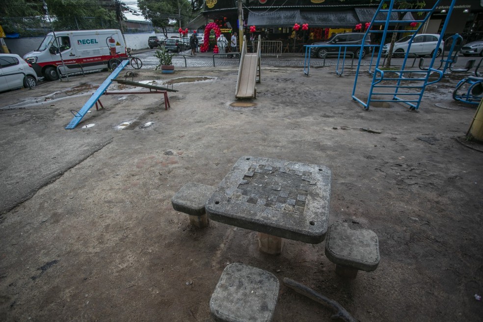 Proibitiva. Malcuidada, a Praça das Musas, na Taquara, está sempre alagada — Foto: Guito Moreto