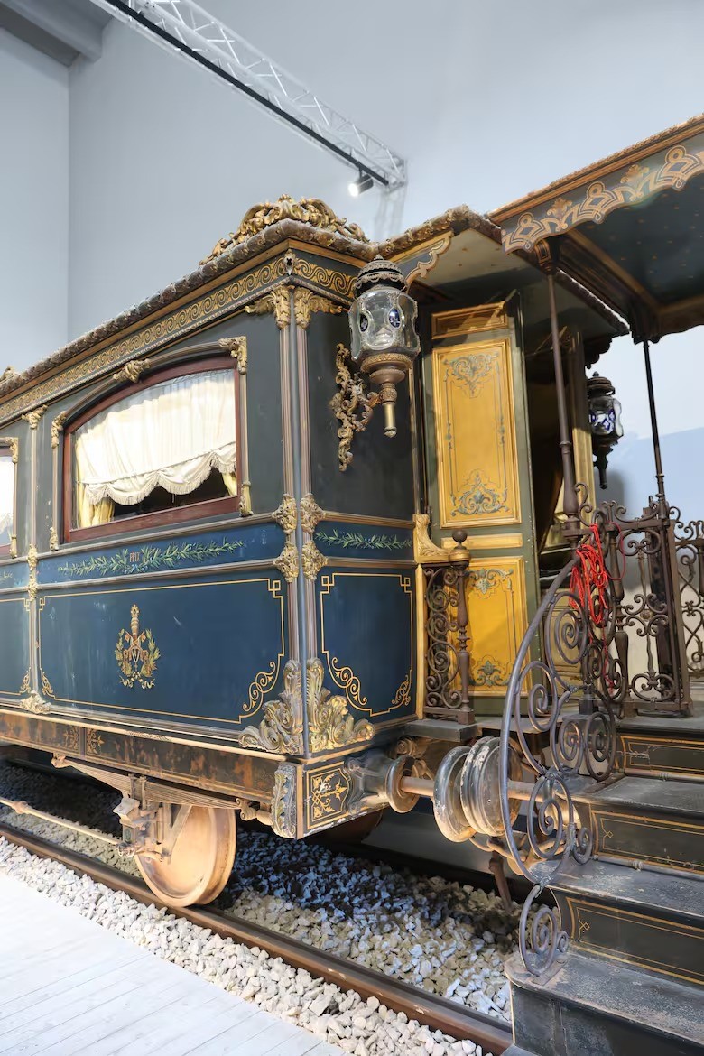 Access to the train was via a staircase inside the carriage, which had a balustraded terrace where the Pope welcomed and blessed the faithful. — Photo: Reproduction/La Nacion