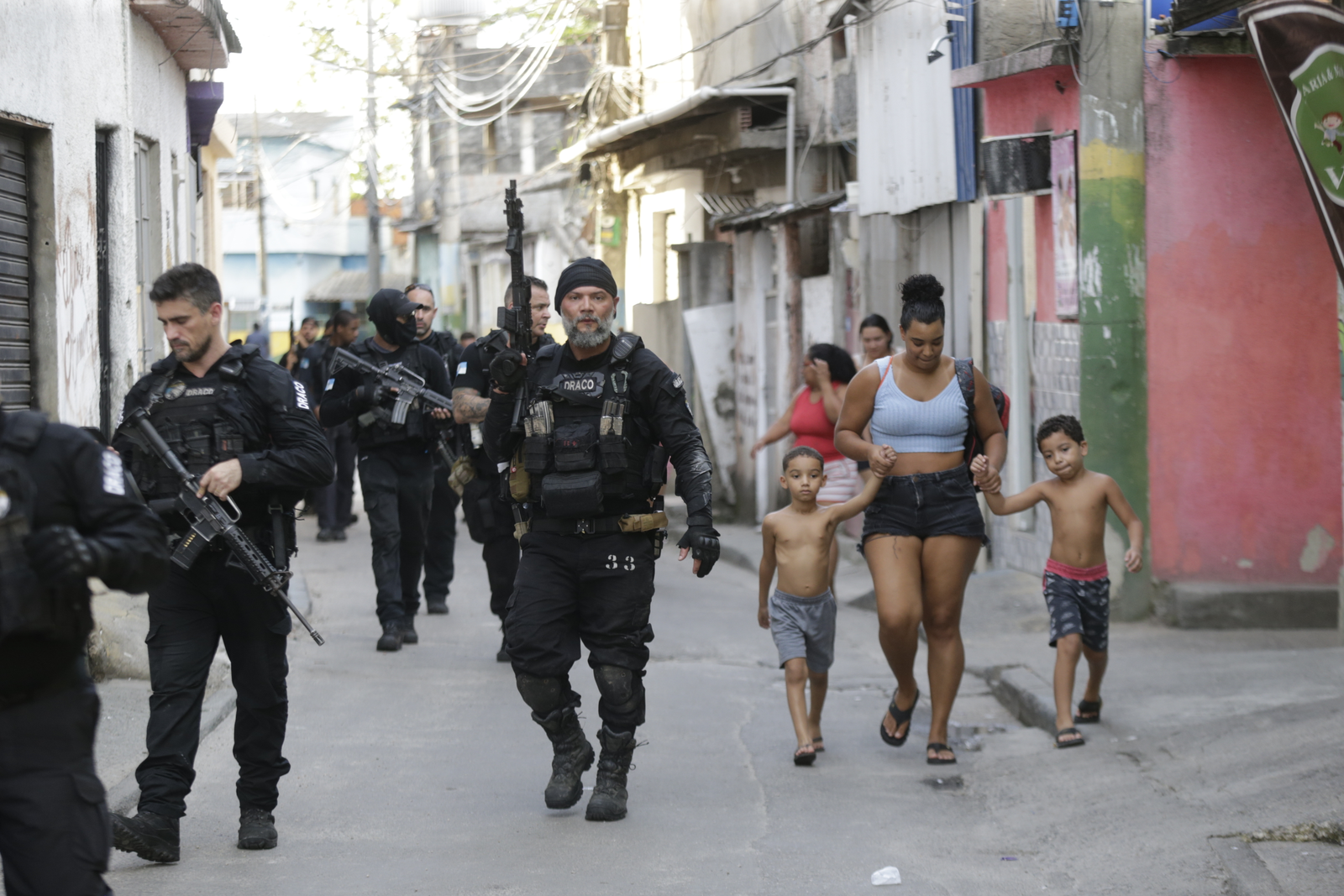 Civil and military police operations at the Complexo de Israel, in the northern zone of Rio, caused panic among residents and people passing through Avenida Brasil and Linha Vermelha, near Cidade Alta (in Cordovil) — Photo: Domingos Peixoto / Agência O Globo