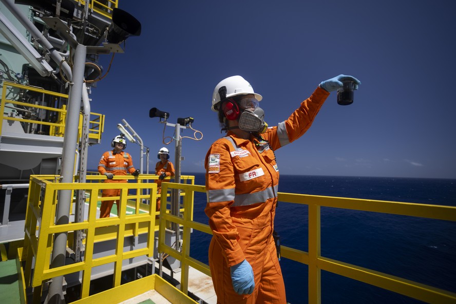 Técnica da Petrobras avalia óleo do pré-sal na costa fluminense: estado concentra mais de 80% da produção