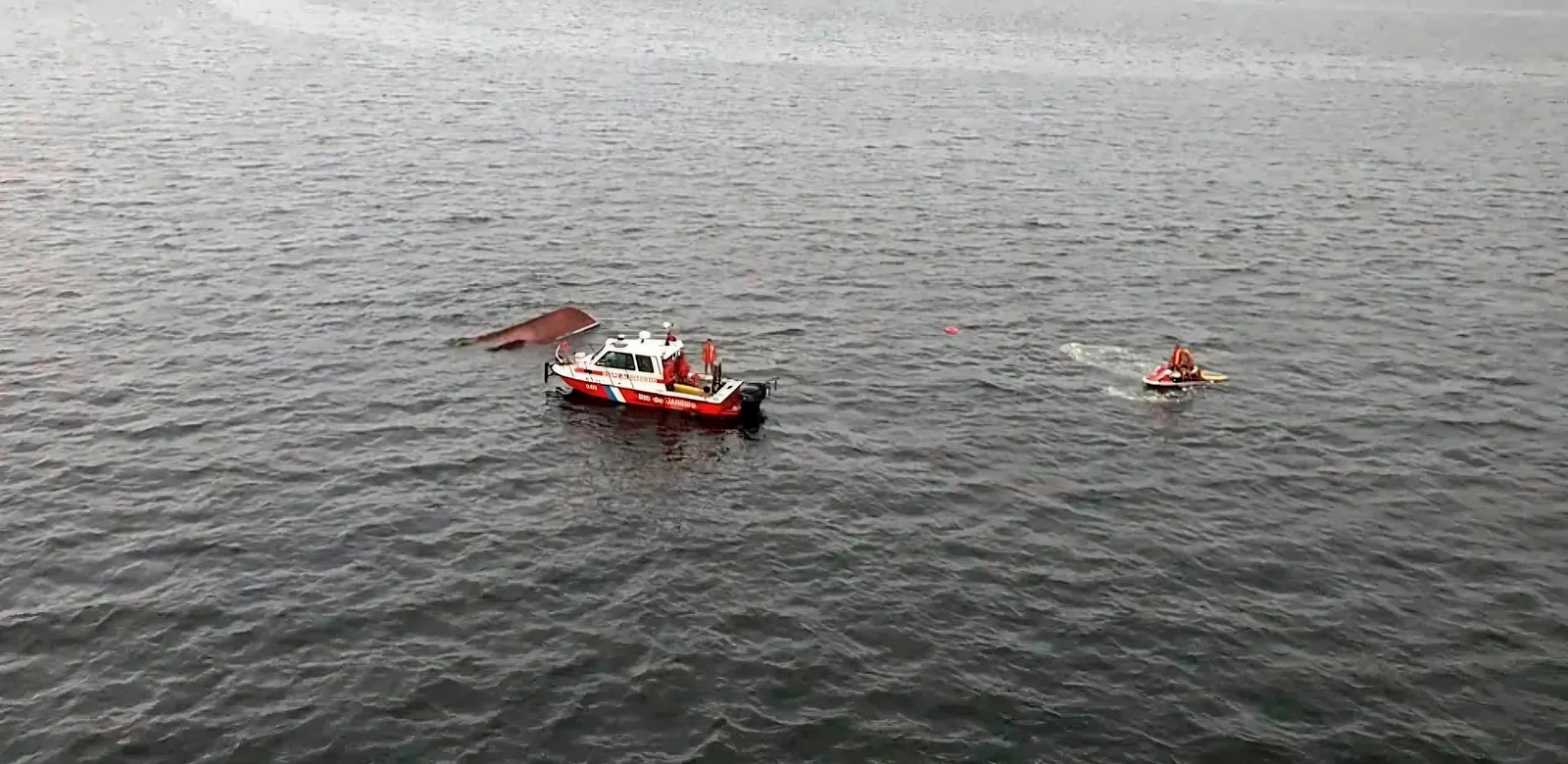 Buscas por desaparecidos de naufrágio na Baía de Guanabara. — Foto: Reprodução / TV Globo