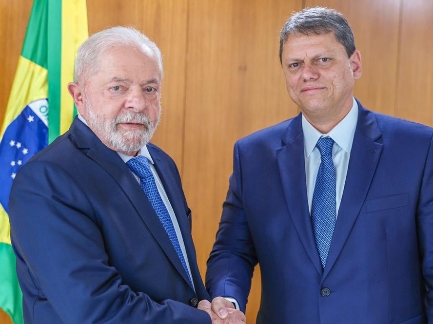 O presidente Lula recebe o governador Tarcísio de Freitas no Planalto