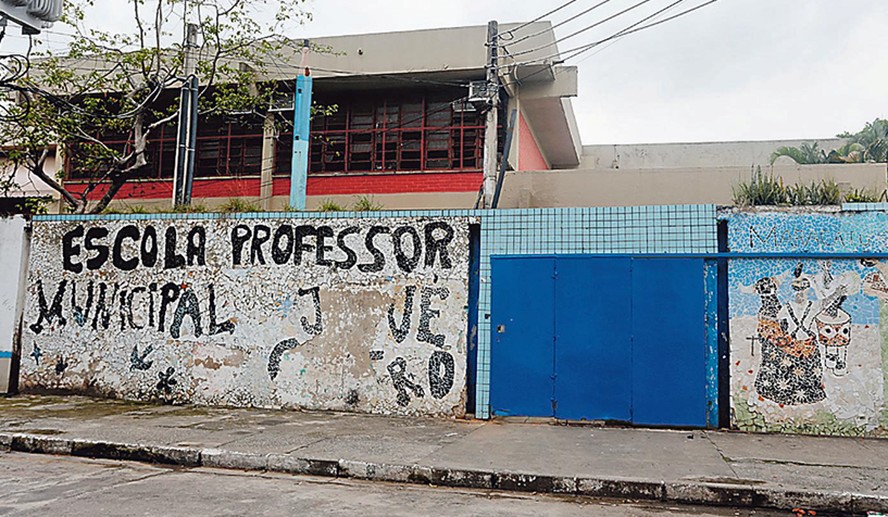 Escola Municipal Josué de Castro fechada na Vila do João, no Complexo da Maré