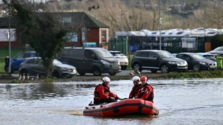Bombeiros fazendo resgate durante enchente na Inglaterra — Foto: BEN STANSALL/AFP