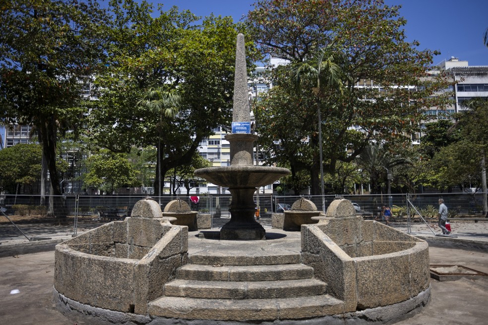 O chafariz do século XVIII foi para a Praça General Osório: em manutenção — Foto: Márcia Foletto