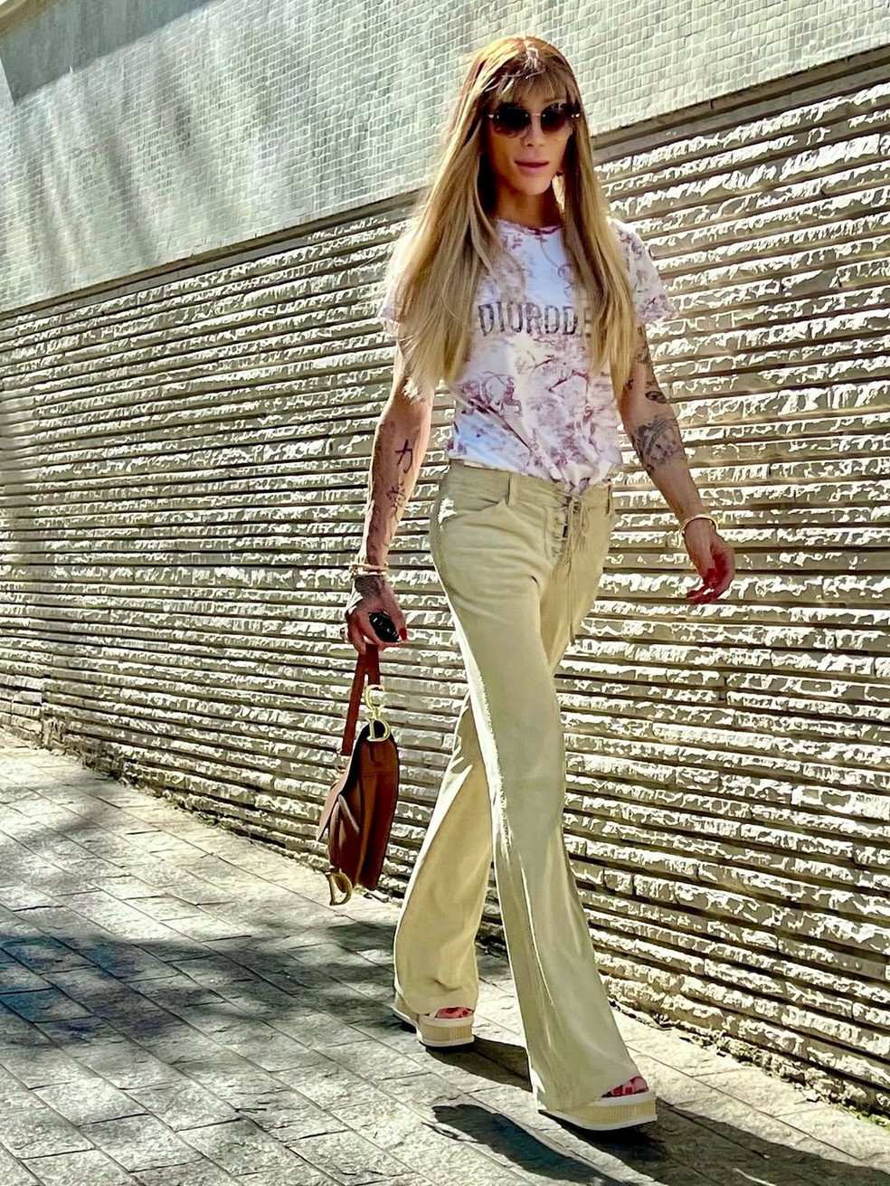 Maya Massaferra is surprised to discover the millionaire value of her shoelaces — Photo: Instagram Reproduction