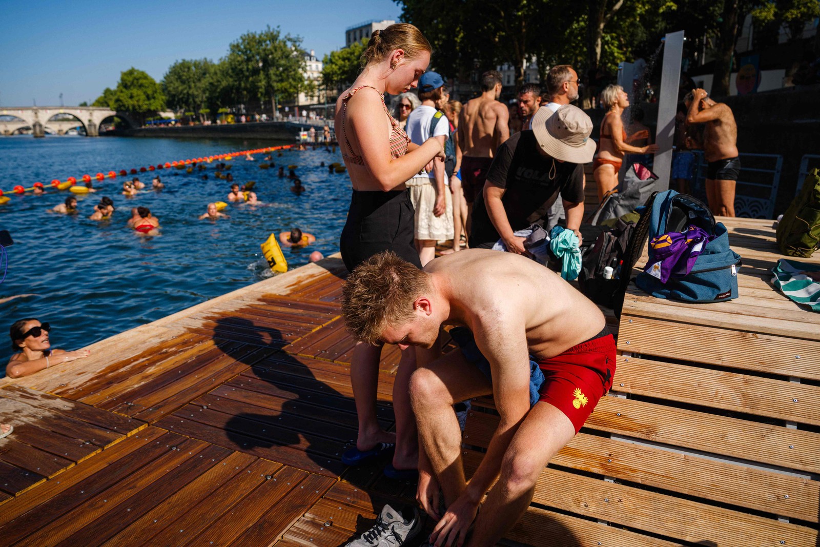Limpo para as Olimpíadas, rio Sena tem fila para acesso durante onda de calor em Paris — Foto: Dimitar Dilkoff/AFP